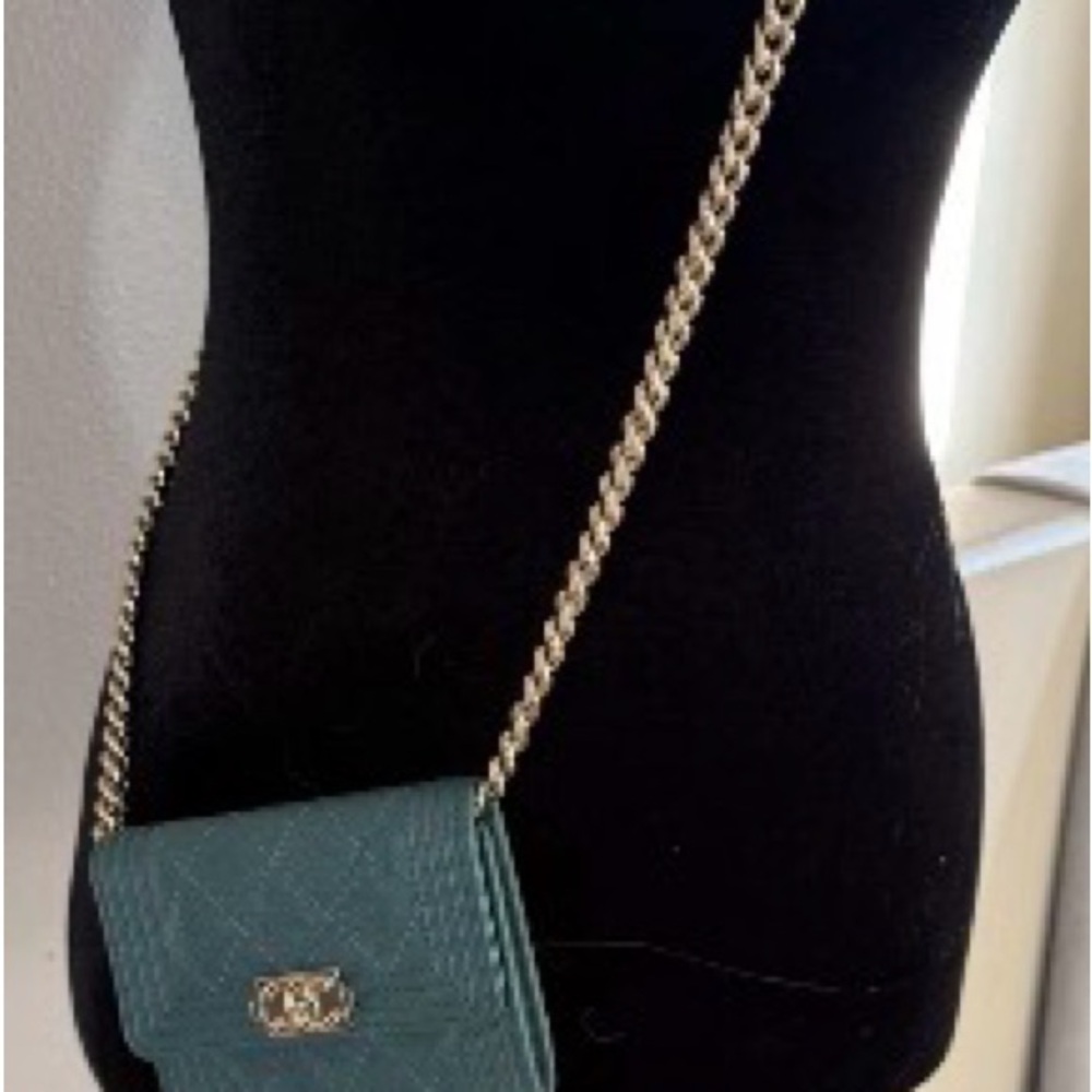 CHANEL Boy Caviar Card Holder Wallet on a chain- Green with gold hardware - Picture 5 of 14
